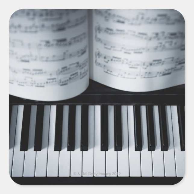 Klaviertasten und Musikbuch Quadratischer Aufkleber (Vorderseite)