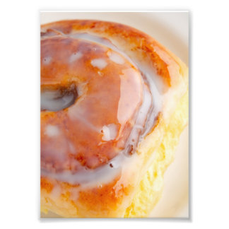 Klebrige Zimtschnecke mit Zuckerguss - Dessert Fot Fotodruck