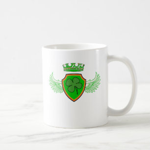 Kleeblatt auf Schild mit Flügeln und Krone Kaffeetasse