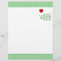 Kleeblatt der irischen Liebe mit rotem Herz Letter