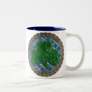 Kleeblatt, Gitter und keltische Knochen auf blauer Zweifarbige Tasse