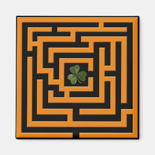 Kleeblatt in der orange Labyrinth-Herausforderung Magnet