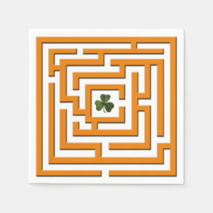 Kleeblatt in der orange Labyrinth-Herausforderung Serviette
