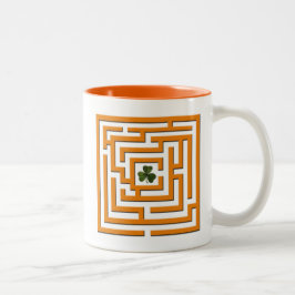Kleeblatt in der orange Labyrinth-Herausforderung Zweifarbige Tasse