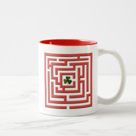 Kleeblatt in der roten Labyrinth-Herausforderung Zweifarbige Tasse