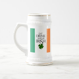 Kleeblatt isst trinken und irische Flagge führen Bierglas