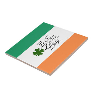 Kleeblatt isst trinken und irische Flagge führen Fliese