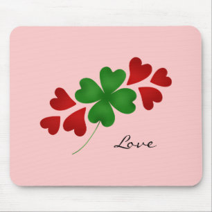 Kleeblatt und Herzen auf Rosa Mousepad