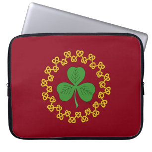 Kleeblatt und Knüpfarbeit in Rot Laptopschutzhülle