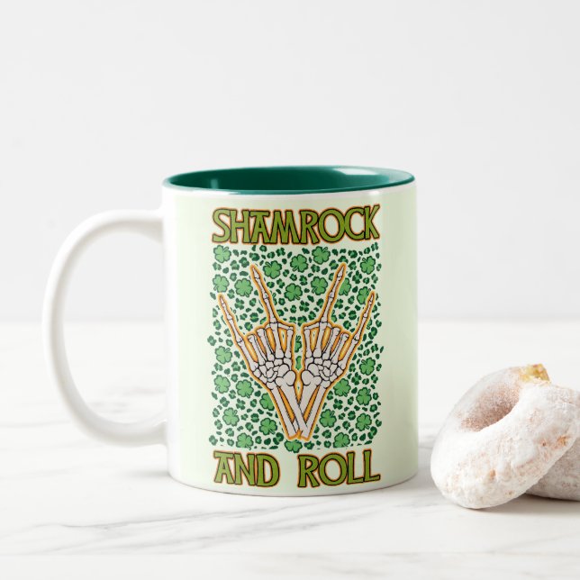 Kleeblatt und Roll St Patrick's Day Zweifarbige Tasse (Mit Donut)