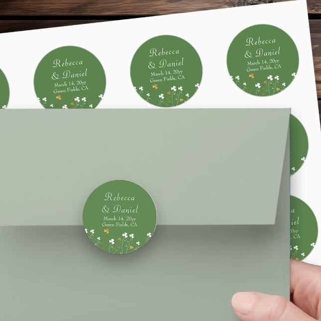Kleeblatt Wildblume Green Gold Hochzeit Runder Aufkleber (Green wedding stickers from my Shamrock Wildflower wedding collection)