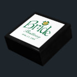 Kleeblätter Trinkbox (grün, weiß, goldfarben) Geschenkbox<br><div class="desc">Diese personalisierte smaragdgrüne und weiße Flower Girl Schmuckbox hat ein IMITAT Gold Glitzer und Glück vier Blatt Kleeblatt darauf, zusammen mit Spots, um mit dem Namen der Braut und Hochzeitstag anpassen. Die Verlobung ist sehr gut. Wenn Sie Änderungen wünschen oder Hilfe bei der Anpassung Ihres Textes benötigen, schreiben Sie bitte...</div>