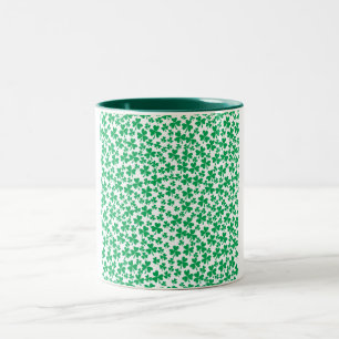 Kleeblätter zum St. Patrick's Day Zweifarbige Tasse