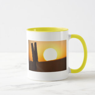 Kleidungsklammer am Sonnenaufgang Tasse