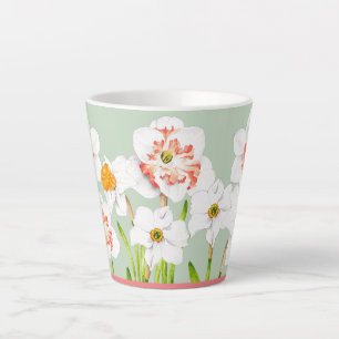Kleidungsstücke auf einer kleinen Latte-Tasse Milchtasse