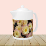Klein rosa Chrysanthema Floral<br><div class="desc">Weiße Keramik Teekanne mit Deckel,  die ein Foto-Bild von kleinen,  rosa Mama-Blume mit gelben Mittelpunkten,  auch bekannt als Chrysanthema. Ein schönes,  blumengeschmücktes Design!</div>