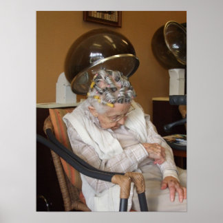 Kleine alte Frau schläft unter Haartrockner II Poster