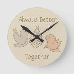 Kleine Beige Birdies bei Feeder - besser zusammen. Runde Wanduhr