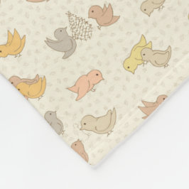 Kleine Birdies und Federn auf beige - Muster. Fleecedecke