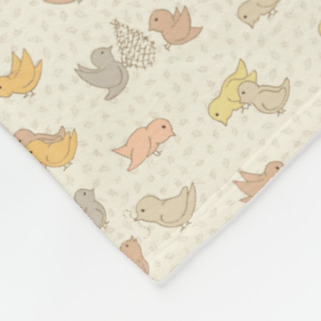 Kleine Birdies und Federn auf beige - Muster. Fleecedecke (Ecke)