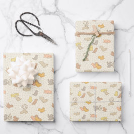 Kleine Birdies und Federn auf beige - Muster. Geschenkpapier Set