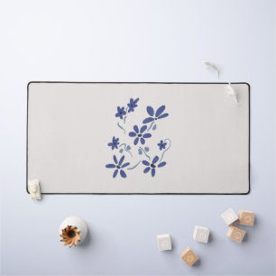 Kleine blaue romantische Blume Schreibtischunterlage