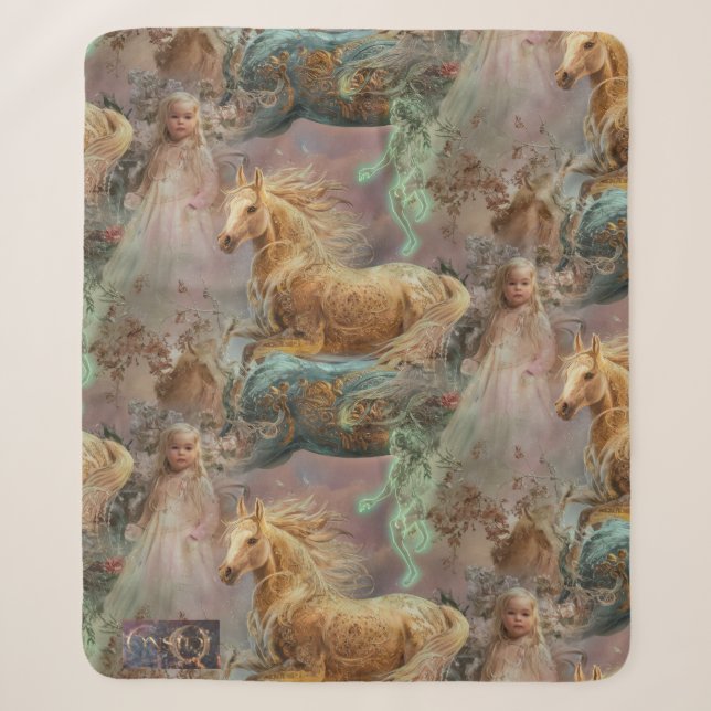 Kleine Blonde Girl in Pastellrosa Kleid mit Pferd Sherpadecke (Vorderseite)