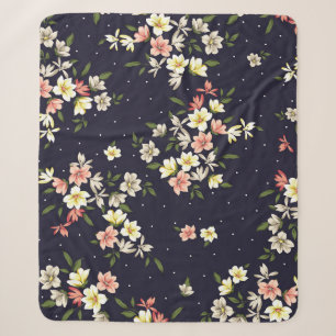 Kleine Blume in Rosa und Braun mit grünem Leinen Sherpadecke
