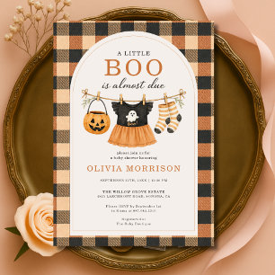 Kleine Boo Mädchen Halloween Gingham Babyparty Einladung