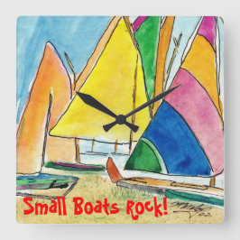 Kleine bunte Segelboote auf Strand-Uhr Quadratische Wanduhr