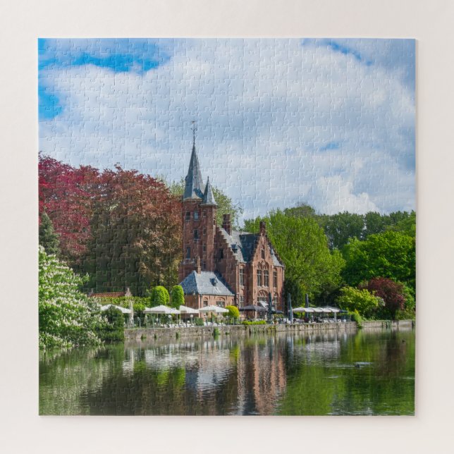 Kleine Burg am See in Brügge, Belgien (Vertikal)