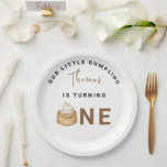 Kleine Chinesische Dumpling erste Geburtstagsparte Pappteller<br><div class="desc">Einladungskarte mit Aquarellbild des Kawaii-Chinesisch-Knödel auf Holzplatte. Im Text steht "UNSER KLEINES DUMPLING".</div>