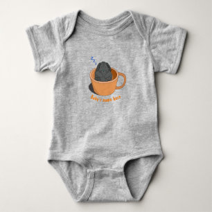 Kleine Choco-Sonne, die in der Kaffeetasse schläft Baby Strampler