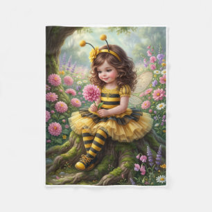 Kleine Fee mit Biene unter Blumen Fleece-Decke Fleecedecke