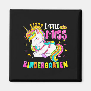Kleine Frau Kindergarten zurück in die Schule Magnet