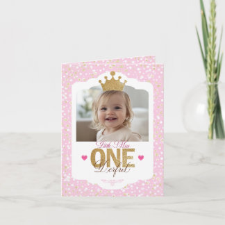 Kleine Frau zum Geburtstag nach der Einladung