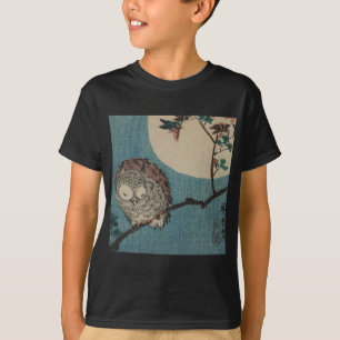 Kleine gehörnte Eule auf Ahorn-Niederlassung unte T-Shirt