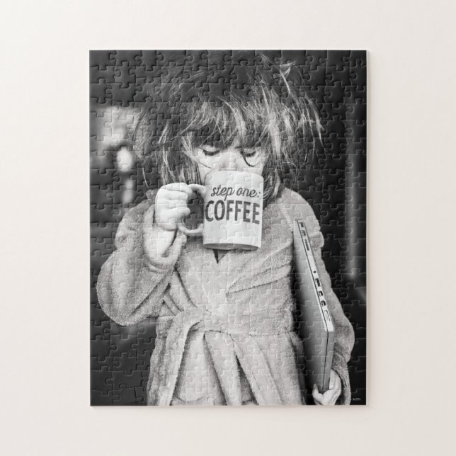 Kleine Girl Drink Kaffee (Vertikal)