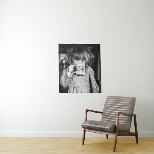 Kleine Girl Drink Kaffee Wandteppich (Beispiel)