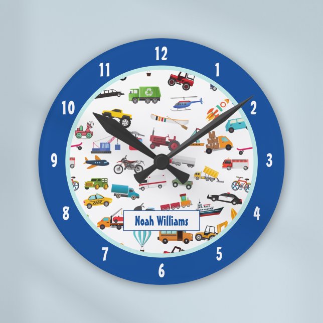 Kleine Junge Dinge, die Autos bewegen Kid Runde Wanduhr (Von Creator hochgeladen)