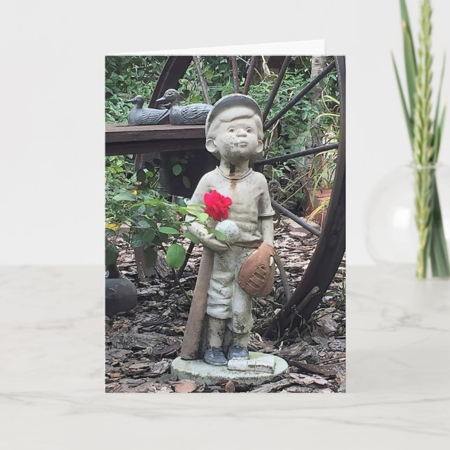 kleine Jungenstatue mit Baseball und rote Rose Karte (Vorderseite)