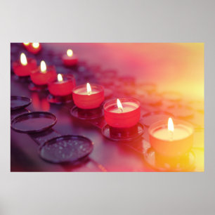 Kleine Kerzen in katholischer Kirche brennen Poster