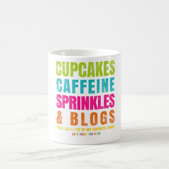 Kleine Kuchen, Koffein, besprüht und Blogs Kaffeetasse