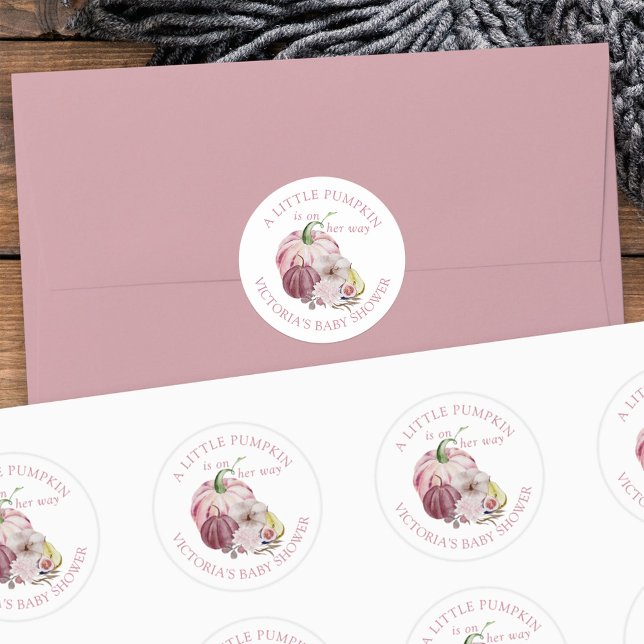 Kleine Kürbis auf ihrem Weg Pink Baby Dusche Runder Aufkleber (Fall baby shower stickers from my Little Pumpkin collection)