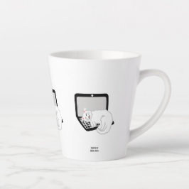 Kleine Latte Tasse für die weiße Katze auf dem Lap