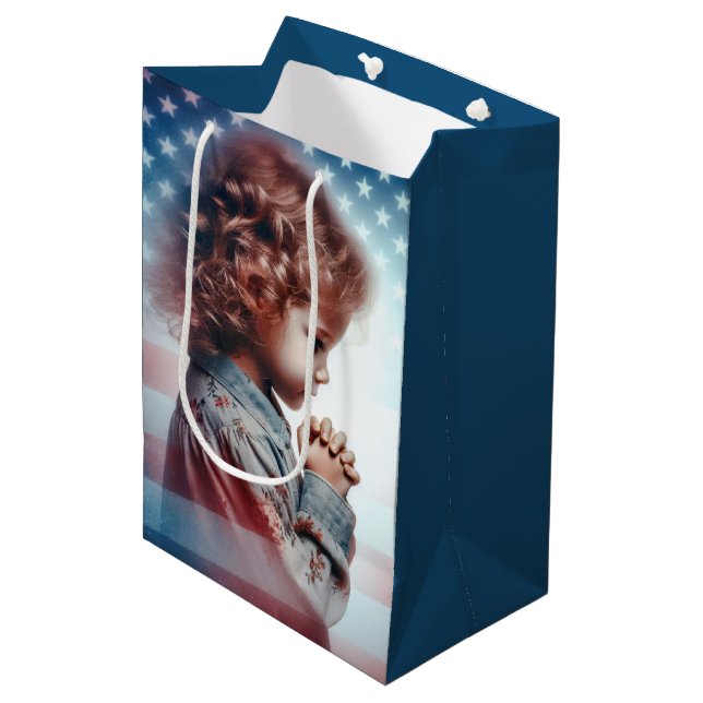 Kleine Mädchen beten mit amerikanischer Flagge Mittlere Geschenktüte (Vorderseite Schrägansicht)