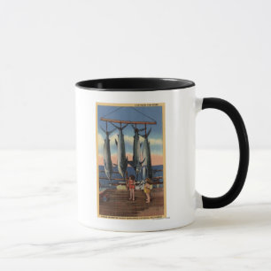 Kleine Mädchen, die gefangene Schwertfische Tasse
