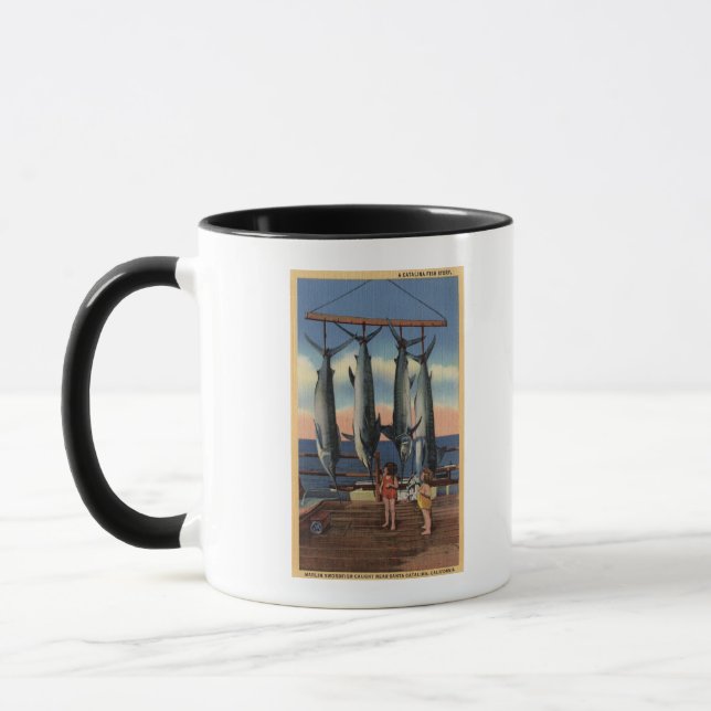 Kleine Mädchen mit Blick auf den Schwertfisch Tasse (Links)