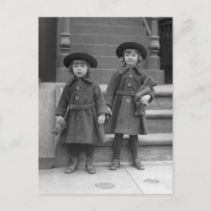 Kleine Mädchen mit Teddybären, 1921 Postkarte