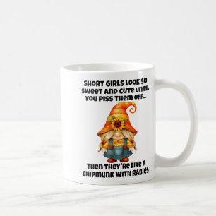 Kleine Mädchen sehen so süß und niedlich aus, bis Kaffeetasse